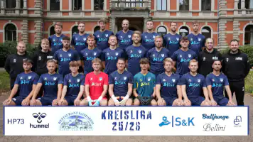 Hinten von links: Carl Carstensen, Timo Weller, Jonathan Mühlmeister, Mirko Radtke, Jannik Petz, Niklas Darr, Finn Luttermann;mitte von links: Ole Bengsch (Co-Trainer),  Leon Neumann (Co-Trainer), Roman Mühlmeister, Mathis Bochinski, Noel Schneider, Mirko Haase, Malte Wiechers, Max Trunkhardt, Nevzat Toprak (Teammanager), Tim Krohe (Trainer);vorn von links: Florian Ehrhardt, Jean Pascal Pongers, Jannis Richter, Leon Penzek, Marco Raffel, Andreas Heitmann, Nico Hullmann, Tim Wahl, Sinan Toprak