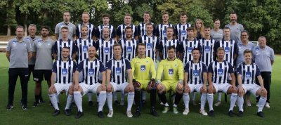Hinten von links: Tim Meyer (Co-Trainer), Simon Gloger, Jonas Reinke, Pascal Döpke, Frederik Bormann, Jarno Blicker, Nils Koehle, Milena Wagener (Physio), Lena Schierenbeck (Betreuerin), André Koopmann (Sportdirektor);mitte von links: Jörg Nienstädt (Torwarttrainer), Nils Goerdel (Trainer), Rene Hinrichs (Co-Trainer), Luca Bischoff, Christopher Petzold, Mirko Radtke, Dennis Jordan, Simon Pals, Bastian Reiners, Hauke Wortmann, Mathis Bochinski, Jan-Luca Lange, Maike Koehle (Betreuerin), Thomas Koehle (Betreuer);vorn von links: Nico Meyer, Alex-Christian Ruf, Micha Langreder, Vincent Schicks, Benjamin Skupin, Tim Pendzich, Kevin Bähr, Piel Nikolas;nicht dabei: Daniel Janssen, Luca-Simon Homann, Piet Niemann